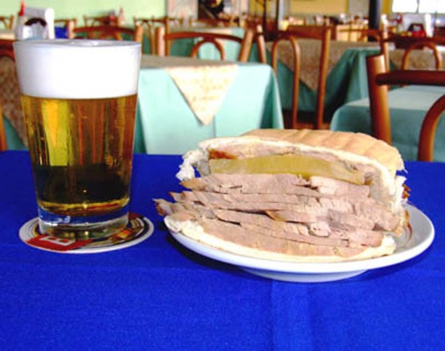 O sanduíche de pernil com abacaxi é um dos pratos mais famosos do bar Cervantes, no Rio de Janeiro