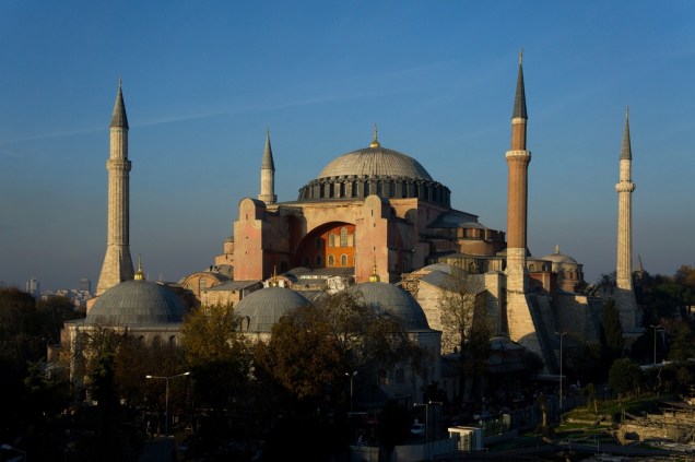 A antiga basílica de Santa Sofia tornou-se mesquita depois da conquista otomana, quando recebeu seus característicos minaretes
