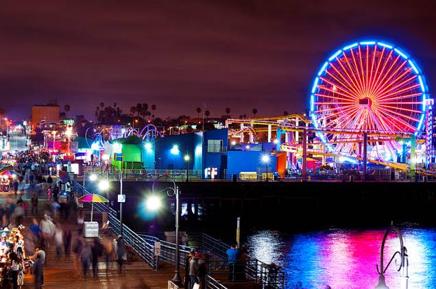 O Píer Santa Monica é considerado o verdadeiro final da famosa Rota 66, o que já é legal por si só, mas ele vai além. O local é prato cheio para quem procura diversão: são 12 brinquedos, 18 barraquinhas de jogos e praça de alimentação à beira do oceano. A coloridíssima roda-gigante tem 26 metros de altura, 20 gôndolas e 160 mil lâmpadas de LED de enfeite.É um dos locais mais românticos da região de <a href="http://viajeaqui.abril.com.br/cidades/estados-unidos-los-angeles" target="_blank">Los Angeles</a> e a vista vale a pena – do alto dá para ver todo o litoral, a Ilha Catalina, Malibu e a Península Palos Verdes. E um ponto muito positivo: esta roda é a única do mundo a funcionar com energia solar, amiga do meio ambiente!