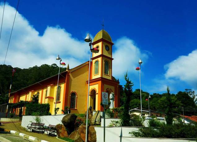 <strong>Santo Antônio do Pinhal (SP) </strong> Menor e mais tranquila que Campos do Jordão, a vizinha Santo Antônio do Pinhal também é considerada uma estância climática, só que com cara de cidade simples do interior, de roça mesmo, bem diferente de Campos. A cidade conta com alguns bons restaurantes, ateliês e lojinhas interessantes para os visitantes. Próximo a Santo Antônio do Pinhal há boas atrações naturais, como o belo Pico Agudo (a foto mostra a vista lá de cima) a Pedra do Baú. Pinhal possui diversas opções de hospedagem aconchegantes e charmosas. A <a href="https://www.booking.com/hotel/br/quinta-dos-pinhais-pouso-e-charme.pt-br.html?aid=332455;sid=14fcbdfa23db223e04a3ec34ecada6b2;all_sr_blocks=46369607_89581191_0_1_0;checkin=2017-11-22;checkout=2017-11-23;dist=0;group_adults=2;hapos=1;highlighted_blocks=46369607_89581191_0_1_0;hpos=1;place_id=ChIJyUWjQSRhzJQRJ-Faz9CUDLU;place_id_lat=-22.853633;place_id_lon=-45.670758999999975;place_id_ss=Pousada%20Quinta%20dos%20Pinhais%2C%20Santo%20Ant%C3%B4nio%20do%20Pinhal%20-%20SP%2C%20Brasil;room1=A%2CA;sb_price_type=total;spdist=0.0739203871567321;srepoch=1507664322;srfid=e64fc6dcbc4743d5a5e8e728d7fadf17f349ebf4X1;srpvid=b7058a203cf00178;type=total;ucfs=1�" target="_blank" rel="noopener">Pousada Quinta dos Pinhais Pouso e Charme</a> tem uma vista estonteante, carrinhos de golfe que ligam os quartos à área social, sauna, piscina, spa com massagens e ofurôs. <a href="https://www.booking.com/searchresults.pt-br.html?aid=332455&lang=pt-br&sid=eedbe6de09e709d664615ac6f1b39a5d&sb=1&src=index&src_elem=sb&error_url=https%3A%2F%2Fwww.booking.com%2Findex.pt-br.html%3Faid%3D332455%3Bsid%3Deedbe6de09e709d664615ac6f1b39a5d%3Bsb_price_type%3Dtotal%26%3B&ss=Santo+Ant%C3%B4nio+do+Pinhal%2C+S%C3%A3o+Paulo%2C+Brasil&checkin_monthday=&checkin_month=&checkin_year=&checkout_monthday=&checkout_month=&checkout_year=&no_rooms=1&group_adults=2&group_children=0&from_sf=1&ss_raw=Santo+Ant%C3%B4nio+do+Pinhal&ac_position=0&ac_langcode=xb&dest_id=-669775&dest_type=city&search_pageview_id=c650725ce6f7015e&search_selected=true&search_pageview_id=c650725ce6f7015e&ac_suggestion_list_length=5&ac_suggestion_theme_list_length=0" target="_blank" rel="noopener"><em>Busque hospedagens em Santo Antônio do Pinhal</em></a> <strong>Santo Antônio do Pinhal (SP) </strong> Menor e mais tranquila que Campos do Jordão, a vizinha Santo Antônio do Pinhal também é considerada uma estância climática, só que com cara de cidade simples do interior, de roça mesmo, bem diferente de Campos. A cidade conta com alguns bons restaurantes, ateliês e lojinhas interessantes para os visitantes. Próximo a Santo Antônio do Pinhal há boas atrações naturais, como o belo Pico Agudo (a foto mostra a vista lá de cima) a Pedra do Baú. Pinhal possui diversas opções de hospedagem aconchegantes e charmosas. A <a href="https://www.booking.com/hotel/br/quinta-dos-pinhais-pouso-e-charme.pt-br.html?aid=332455;sid=14fcbdfa23db223e04a3ec34ecada6b2;all_sr_blocks=46369607_89581191_0_1_0;checkin=2017-11-22;checkout=2017-11-23;dist=0;group_adults=2;hapos=1;highlighted_blocks=46369607_89581191_0_1_0;hpos=1;place_id=ChIJyUWjQSRhzJQRJ-Faz9CUDLU;place_id_lat=-22.853633;place_id_lon=-45.670758999999975;place_id_ss=Pousada%20Quinta%20dos%20Pinhais%2C%20Santo%20Ant%C3%B4nio%20do%20Pinhal%20-%20SP%2C%20Brasil;room1=A%2CA;sb_price_type=total;spdist=0.0739203871567321;srepoch=1507664322;srfid=e64fc6dcbc4743d5a5e8e728d7fadf17f349ebf4X1;srpvid=b7058a203cf00178;type=total;ucfs=1�" target="_blank" rel="noopener">Pousada Quinta dos Pinhais Pouso e Charme</a> tem uma vista estonteante, carrinhos de golfe que ligam os quartos à área social, sauna, piscina, spa com massagens e ofurôs. <a href="https://www.booking.com/searchresults.pt-br.html?aid=332455&lang=pt-br&sid=eedbe6de09e709d664615ac6f1b39a5d&sb=1&src=index&src_elem=sb&error_url=https%3A%2F%2Fwww.booking.com%2Findex.pt-br.html%3Faid%3D332455%3Bsid%3Deedbe6de09e709d664615ac6f1b39a5d%3Bsb_price_type%3Dtotal%26%3B&ss=Santo+Ant%C3%B4nio+do+Pinhal%2C+S%C3%A3o+Paulo%2C+Brasil&checkin_monthday=&checkin_month=&checkin_year=&checkout_monthday=&checkout_month=&checkout_year=&no_rooms=1&group_adults=2&group_children=0&from_sf=1&ss_raw=Santo+Ant%C3%B4nio+do+Pinhal&ac_position=0&ac_langcode=xb&dest_id=-669775&dest_type=city&search_pageview_id=c650725ce6f7015e&search_selected=true&search_pageview_id=c650725ce6f7015e&ac_suggestion_list_length=5&ac_suggestion_theme_list_length=0" target="_blank" rel="noopener"><em>Busque hospedagens em Santo Antônio do Pinhal</em></a>