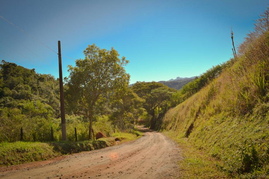Estrada de terra do <a href="https://viajeaqui.abril.com.br/estabelecimentos/br-sp-santo-antonio-do-pinhal-hospedagem-fazenda-estrela-da-serra" rel="hotel fazenda Estrela da Serra" target="_blank">hotel fazenda Estrela da Serra</a>