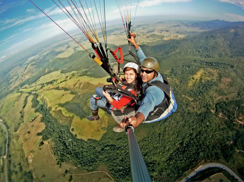 A repórter e o Jefferson vivem um sonho de Ícaro sobre a arrebatadora Serra da Mantiqueira