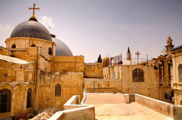 <a href="https://viajeaqui.abril.com.br/estabelecimentos/israel-jerusalem-atracao-basilica-do-santo-sepulcro" rel="Igreja do Santo Sepulcro" target="_blank"><strong>Basílica do Santo Sepulcro</strong></a> (local sagrado para o cristianismo)A igreja mais importante da cristandade é uma soma de templos construídos, destruídos e reformados. Fica no local da crucificação, sepultamento e ressurreição de Cristo. Foi construída no ano 330, e sua administração é dividida entre gregos ortodoxos, católicos romanos, armênios ortodoxos e as igrejas copta, síria e etíope <a href="https://viajeaqui.abril.com.br/estabelecimentos/israel-jerusalem-atracao-basilica-do-santo-sepulcro" rel="Igreja do Santo Sepulcro" target="_blank"><strong>Basílica do Santo Sepulcro</strong></a> (local sagrado para o cristianismo)A igreja mais importante da cristandade é uma soma de templos construídos, destruídos e reformados. Fica no local da crucificação, sepultamento e ressurreição de Cristo. Foi construída no ano 330, e sua administração é dividida entre gregos ortodoxos, católicos romanos, armênios ortodoxos e as igrejas copta, síria e etíope