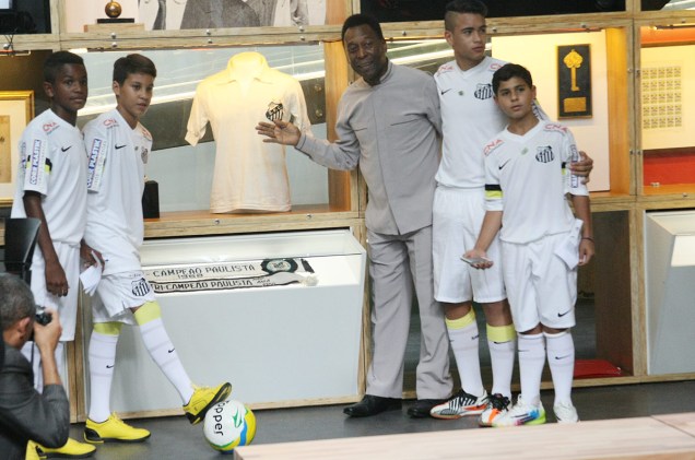 Pelé exibe sua camisa 10 do Santos no dia da inauguração do Museu, em 15 de junho de 2014