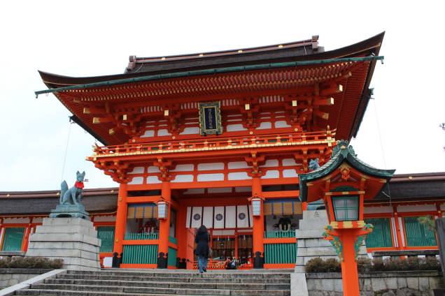 Portão principal do santuário Fushimi Inari Taisha Portão principal do santuário Fushimi Inari Taisha