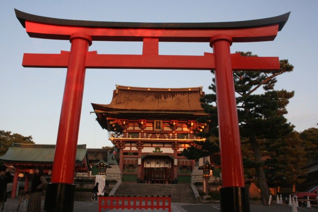Acesso principal do santuário Fushimi Inari, ao sul de Kyoto