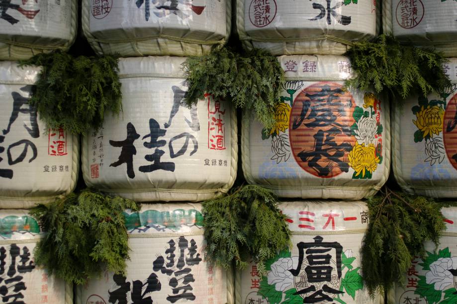 Oferendas de saquê no Santuário Heian Jingu de Kyoto Oferendas de saquê no Santuário Heian Jingu de Kyoto