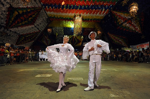 Na edição de 2012 do São João de Campina Grande (PB), quadrilhas juninas disputam um concurso que vai eleger a melhor dança de São João