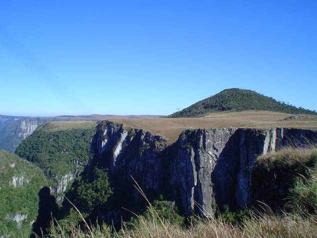 Acima do Cânion do Monte Negro, em São José dos Ausentes, está o pico mais alto do <a href="http://viagemeturismo.abril.com.br/estados/rio-grande-do-sul/" target="_blank">Estado do Rio Grande do Sul</a>, que leva o mesmo nome do cânion. <a href="http://viagemeturismo.abril.com.br/materias/os-100-lugares-mais-lindos-do-mundo/" target="_blank">Este lugar está na nossa lista dos 100 destinos mais lindos do mundo; veja os outros</a>
