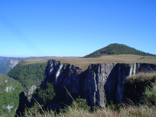 Acima do Cânion do Monte Negro, em São José dos Ausentes, está o pico mais alto do <a href="https://viagemeturismo.abril.com.br/estados/rio-grande-do-sul/" target="_blank">Estado do Rio Grande do Sul</a>, que leva o mesmo nome do cânion. <a href="https://viagemeturismo.abril.com.br/materias/os-100-lugares-mais-lindos-do-mundo/" target="_blank">Este lugar está na nossa lista dos 100 destinos mais lindos do mundo; veja os outros</a>