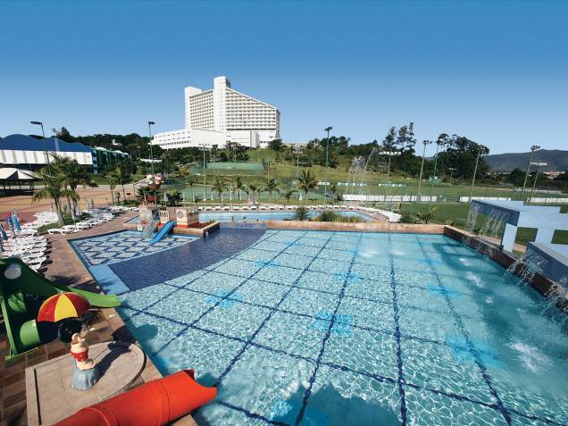 Piscinas têm escorregadores e brinquedos para a criançada Piscinas têm escorregadores e brinquedos para a criançada