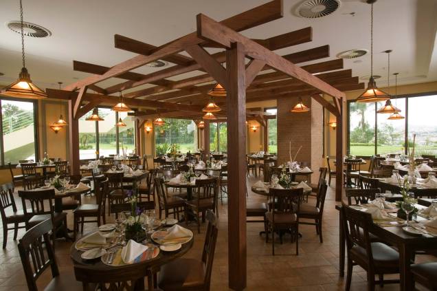Restaurante amplo e envidraçado dá vista para a natureza ao redor Restaurante amplo e envidraçado dá vista para a natureza ao redor