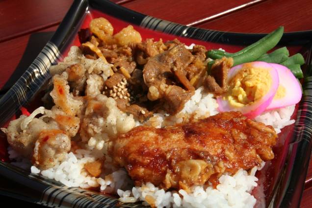Entre o final de setembro e o início de outubro, Sapporo abriga o Autumn Fest. O evento é uma celebração da diversificada cozinha da província de Hokkaido, a maior do Japão. Os diversos estandes espalhados ao longo da avenida Odori Koen trazem alimentos frescos, cerâmicas, bebidas alcoólicas e comidinhas para todos os paladares Entre o final de setembro e o início de outubro, Sapporo abriga o Autumn Fest. O evento é uma celebração da diversificada cozinha da província de Hokkaido, a maior do Japão. Os diversos estandes espalhados ao longo da avenida Odori Koen trazem alimentos frescos, cerâmicas, bebidas alcoólicas e comidinhas para todos os paladares