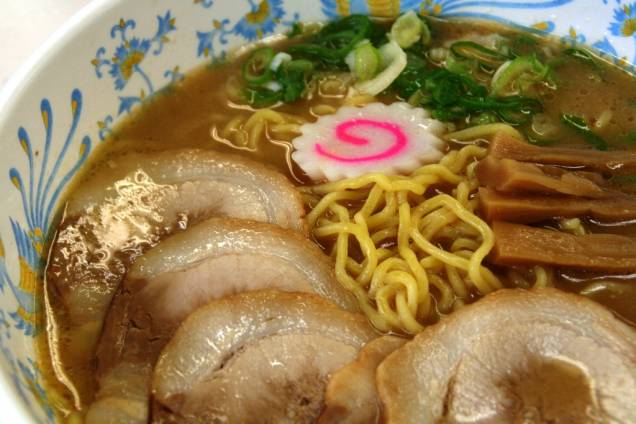 Existem quatro tipos básicos de caldo que acompanham o lamen: <em>shio </em>(sal), <em>shoyu </em>(molho de soja), <em>tonkotsu </em>(porco) e <em>missô </em>(pasta de soja). Os dois últimos são muito populares nas províncias de <strong>Fukuoka </strong>e <strong>Hokkaido</strong>, com suas variações <strong>Hakata </strong>e <strong>Sapporo</strong>, aqui representada Existem quatro tipos básicos de caldo que acompanham o lamen: <em>shio </em>(sal), <em>shoyu </em>(molho de soja), <em>tonkotsu </em>(porco) e <em>missô </em>(pasta de soja). Os dois últimos são muito populares nas províncias de <strong>Fukuoka </strong>e <strong>Hokkaido</strong>, com suas variações <strong>Hakata </strong>e <strong>Sapporo</strong>, aqui representada