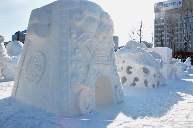 Durante o Festival da Neve de Sapporo, artistas estrangeiros, locais e alguns cidadãos comuns são convidados a exibir suas habilidades com belas esculturas em neve