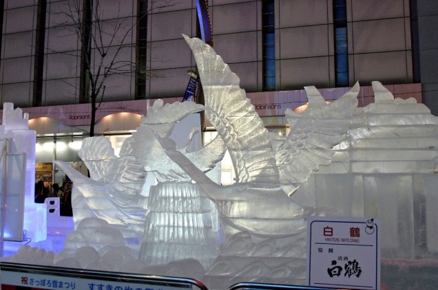 Escultura de gelo representando uma garça, no distrito de Susukino, durante o Festival da Neve de Sapporo