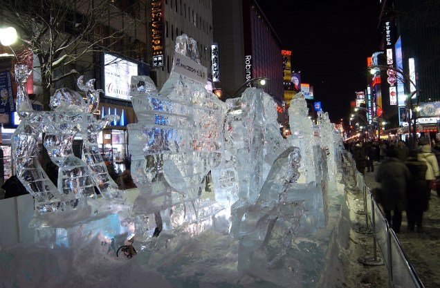 O Festival da Neve de Sapporo dura uma semana, normalmente no início de fevereiro, no pico do inverno japonês e atrai cerca de dois milhões de visitantes