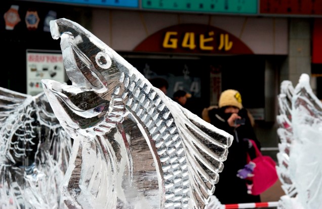 Escultura de gelo no Festival da Neve de Sapporo, norte do Japão. O salmão é um dos produtos mais conhecidos da província de Hokkaido e é um dos alimentos favoritos dos ursos que habitam a região