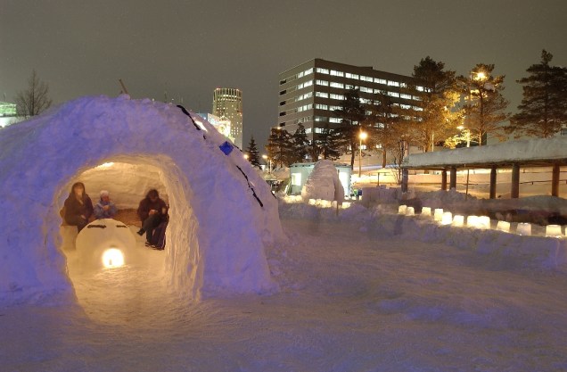 Uma tradição nos longos invernos do norte do <strong>Japão </strong>é a construção de iglus. Chamados de <em>kamakura</em>, são feitos principalmente para as crianças brincarem e assar bolinhos de arroz