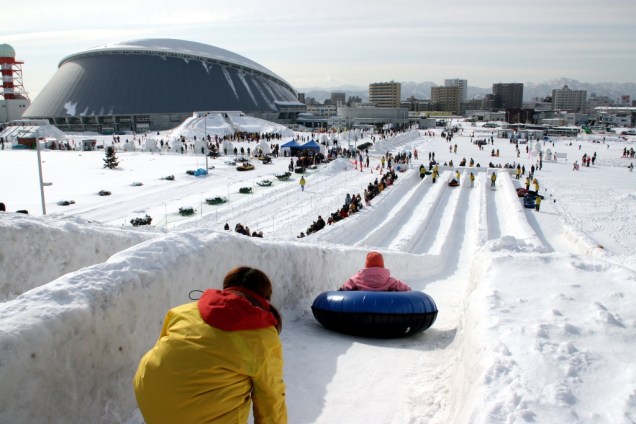 Boa parte dos eventos e atrações do Festival da Neve de Sapporo são dedicados às crianças, que podem assistir a shows e brincar em tobogãs, como estes, na área do Sapporo Community Dome