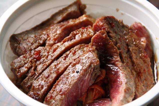 Pratos a base de carne são muito populares em Hokkaido, que possui um dos melhores gados de corte de todo o Japão Pratos a base de carne são muito populares em Hokkaido, que possui um dos melhores gados de corte de todo o Japão