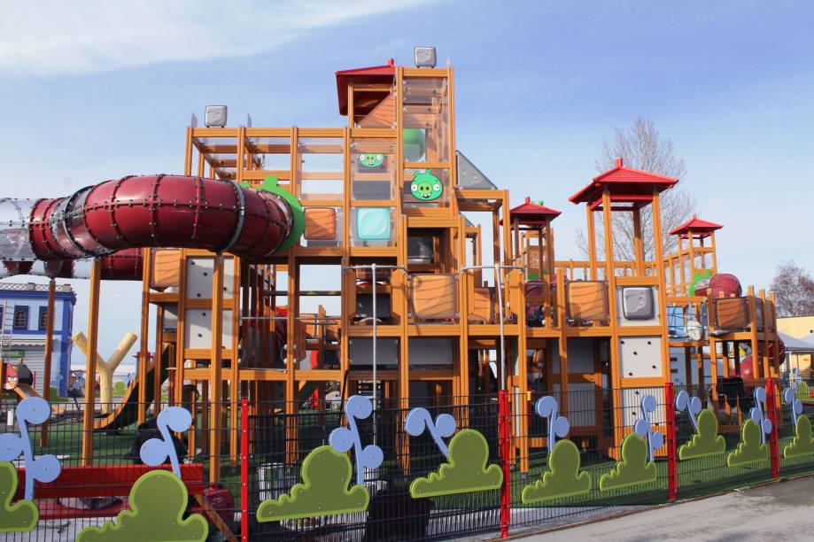 Praticamente um grande playground, o<em> </em>Angry Birds Land possui doze brinquedos para os pequenos fãs do game