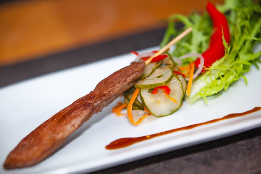 O <a href="https://viajeaqui.abril.com.br/estabelecimentos/br-rj-rio-de-janeiro-restaurante-sawasdee-bistro" rel="Sawasdee"><strong>Sawasdee</strong></a>, casa estrelada pelo GUIA QUATRO RODAS, serve o espetinho de pato com chutney de manga fresca como entrada do almoço da Rio Restaurant Week 2012 O <a href="https://viajeaqui.abril.com.br/estabelecimentos/br-rj-rio-de-janeiro-restaurante-sawasdee-bistro" rel="Sawasdee"><strong>Sawasdee</strong></a>, casa estrelada pelo GUIA QUATRO RODAS, serve o espetinho de pato com chutney de manga fresca como entrada do almoço da Rio Restaurant Week 2012