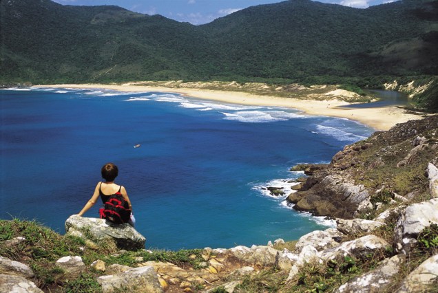 Chegar a mais bela praia de Florianópolis (SC) demanda esforço. Trilhas longas com subidas íngremes precisam ser encaradas para chegar à Lagoinha do Leste