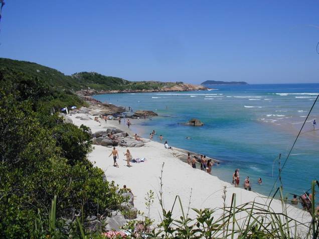 <strong>6. Praia da Guarda do Embaú, Palhoça</strong> Surfistas também são tão nativos quanto os barquinhos que atravessam o Rio da Madre, que corre paralelo à costa até se jogar no mar. Dependendo da época do ano e do horário, o nível da água sobe e a “carona” com os barqueiros é a única saída para os banhistas com cadeiras e guarda-sóis. <a href="https://www.booking.com/searchresults.pt-br.html?aid=332455&lang=pt-br&sid=eedbe6de09e709d664615ac6f1b39a5d&sb=1&src=index&src_elem=sb&error_url=https%3A%2F%2Fwww.booking.com%2Findex.pt-br.html%3Faid%3D332455%3Bsid%3Deedbe6de09e709d664615ac6f1b39a5d%3Bsb_price_type%3Dtotal%26%3B&ss=Guarda+do+Emba%C3%BA%2C+Santa+Catarina%2C+Brasil&checkin_monthday=&checkin_month=&checkin_year=&checkout_monthday=&checkout_month=&checkout_year=&no_rooms=1&group_adults=2&group_children=0&from_sf=1&ss_raw=Praia+Guarda+do+Emba%C3%BA&ac_position=1&ac_langcode=xb&dest_id=437890&dest_type=city&search_pageview_id=e9d66e67db790399&search_selected=true&search_pageview_id=e9d66e67db790399&ac_suggestion_list_length=5&ac_suggestion_theme_list_length=0" target="_blank" rel="noopener"><em>Busque hospedagens na Guarda do Embaú no Booking.com</em></a> <strong>6. Praia da Guarda do Embaú, Palhoça</strong> Surfistas também são tão nativos quanto os barquinhos que atravessam o Rio da Madre, que corre paralelo à costa até se jogar no mar. Dependendo da época do ano e do horário, o nível da água sobe e a “carona” com os barqueiros é a única saída para os banhistas com cadeiras e guarda-sóis. <a href="https://www.booking.com/searchresults.pt-br.html?aid=332455&lang=pt-br&sid=eedbe6de09e709d664615ac6f1b39a5d&sb=1&src=index&src_elem=sb&error_url=https%3A%2F%2Fwww.booking.com%2Findex.pt-br.html%3Faid%3D332455%3Bsid%3Deedbe6de09e709d664615ac6f1b39a5d%3Bsb_price_type%3Dtotal%26%3B&ss=Guarda+do+Emba%C3%BA%2C+Santa+Catarina%2C+Brasil&checkin_monthday=&checkin_month=&checkin_year=&checkout_monthday=&checkout_month=&checkout_year=&no_rooms=1&group_adults=2&group_children=0&from_sf=1&ss_raw=Praia+Guarda+do+Emba%C3%BA&ac_position=1&ac_langcode=xb&dest_id=437890&dest_type=city&search_pageview_id=e9d66e67db790399&search_selected=true&search_pageview_id=e9d66e67db790399&ac_suggestion_list_length=5&ac_suggestion_theme_list_length=0" target="_blank" rel="noopener"><em>Busque hospedagens na Guarda do Embaú no Booking.com</em></a>