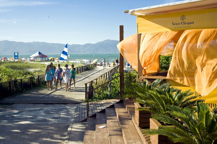 A Praia de Jurerê é marcada por extremos divididos por uma linha imaginária. Do lado direito prevalece um clima mais família, com hotéis, pousadas e casa de veraneio. Do lado esquerdo, Jurerê vira internacional, e concentra as mansões milionárias, os carros importados e os beach lounges descolados de Florianópolis (SC)