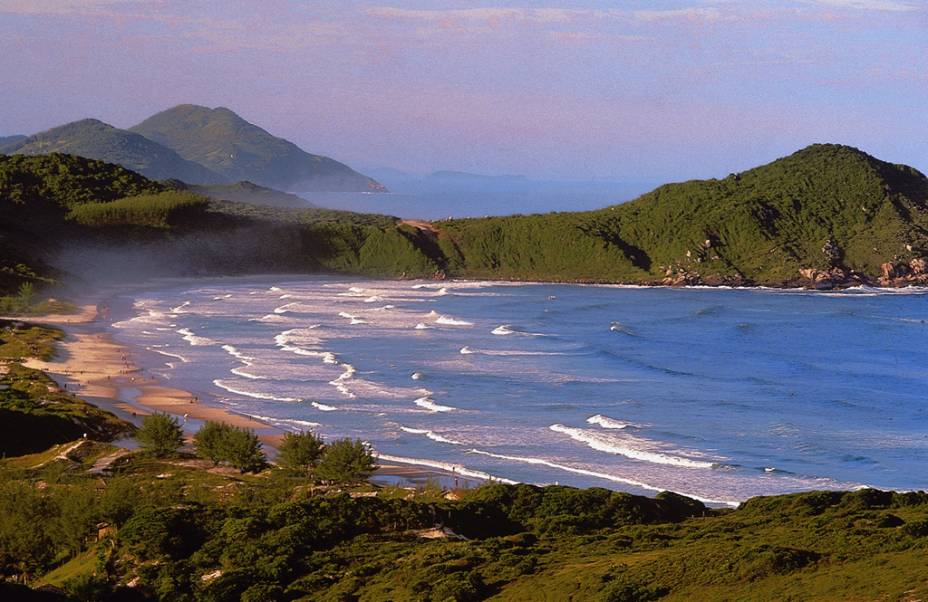 <strong>1. Praia do Rosa, Imbituba</strong> Também há trilhas pela Mata Atlântica que levam direto à areia. Sem estrutura de quiosques ou barracas, a praia impressiona pelo verde e pelos dois costões de pedra. Ao centro, a Lagoa do Meio reúne famílias em busca das águas calmas de temperatura mais amena. Jovens e surfistas concentram-se nos extremos. <a href="https://www.booking.com/searchresults.pt-br.html?aid=332455&lang=pt-br&sid=eedbe6de09e709d664615ac6f1b39a5d&sb=1&src=index&src_elem=sb&error_url=https%3A%2F%2Fwww.booking.com%2Findex.pt-br.html%3Faid%3D332455%3Bsid%3Deedbe6de09e709d664615ac6f1b39a5d%3Bsb_price_type%3Dtotal%26%3B&ss=Praia+do+Rosa%2C+Santa+Catarina%2C+Brasil&checkin_monthday=&checkin_month=&checkin_year=&checkout_monthday=&checkout_month=&checkout_year=&no_rooms=1&group_adults=2&group_children=0&from_sf=1&ss_raw=Praia+do+Rosa&ac_position=0&ac_langcode=xb&dest_id=900048708&dest_type=city&search_pageview_id=2c456d55ff360190&search_selected=true&search_pageview_id=2c456d55ff360190&ac_suggestion_list_length=5&ac_suggestion_theme_list_length=0" target="_blank" rel="noopener"><em>Busque hospedagens na Praia do Rosa no Booking.com</em></a> <strong>1. Praia do Rosa, Imbituba</strong> Também há trilhas pela Mata Atlântica que levam direto à areia. Sem estrutura de quiosques ou barracas, a praia impressiona pelo verde e pelos dois costões de pedra. Ao centro, a Lagoa do Meio reúne famílias em busca das águas calmas de temperatura mais amena. Jovens e surfistas concentram-se nos extremos. <a href="https://www.booking.com/searchresults.pt-br.html?aid=332455&lang=pt-br&sid=eedbe6de09e709d664615ac6f1b39a5d&sb=1&src=index&src_elem=sb&error_url=https%3A%2F%2Fwww.booking.com%2Findex.pt-br.html%3Faid%3D332455%3Bsid%3Deedbe6de09e709d664615ac6f1b39a5d%3Bsb_price_type%3Dtotal%26%3B&ss=Praia+do+Rosa%2C+Santa+Catarina%2C+Brasil&checkin_monthday=&checkin_month=&checkin_year=&checkout_monthday=&checkout_month=&checkout_year=&no_rooms=1&group_adults=2&group_children=0&from_sf=1&ss_raw=Praia+do+Rosa&ac_position=0&ac_langcode=xb&dest_id=900048708&dest_type=city&search_pageview_id=2c456d55ff360190&search_selected=true&search_pageview_id=2c456d55ff360190&ac_suggestion_list_length=5&ac_suggestion_theme_list_length=0" target="_blank" rel="noopener"><em>Busque hospedagens na Praia do Rosa no Booking.com</em></a>