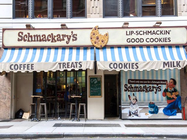 <strong><a href="https://schmackarys.com/" rel="Schmackarys" target="_blank">Schmackarys</a></strong>                                A casa tem uma variedade enorme de cookies que valem uma boa pausa para um café da tarde. Entre os sabores que se destacam, além do clássico de chocolate, estão o de caramelo, manteiga de amendoim, limão e blueberry. <em>362 West 45th Street, 10036</em>