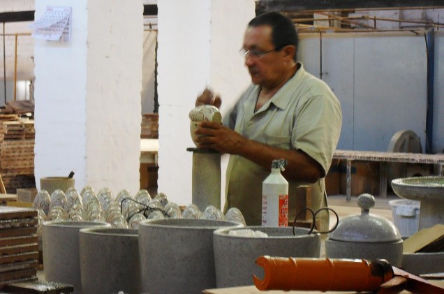 Funcionários de Brennand confeccionam peças de cerâmica com toque do artista; algumas peças são vendidas na lojinha dentro do complexo
