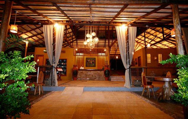 <strong>AMAZÔNIA EM LODGE</strong> A 30 minutos de barco de Manaus, o <a href="https://viajeaqui.abril.com.br/estabelecimentos/br-am-manaus-hospedagem-amazon-ecopark-lodge" rel="Amazon Ecopark Jungle Lodge" target="_blank">Amazon Ecopark Jungle Lodge</a> (foto) fica imerso na Floresta Amazônica, às margens do Rio Tarumã, afluente do Rio Negro. Embora rústicos, seus bangalôs de madeira são confortáveis e charmosos. As três noites com pensão completa incluem visita a um centro de reabilitação de primatas, focagem noturna de animais e passeio para ver o Encontro das Águas. <strong>Quando:</strong> em 24 de março <strong>Quem leva:</strong> <a href="https://pisa.tur.br/" rel="Pisa" target="_blank">Pisa</a> <strong>Quanto:</strong> R$ 2 730 <strong>AMAZÔNIA EM LODGE</strong> A 30 minutos de barco de Manaus, o <a href="https://viajeaqui.abril.com.br/estabelecimentos/br-am-manaus-hospedagem-amazon-ecopark-lodge" rel="Amazon Ecopark Jungle Lodge" target="_blank">Amazon Ecopark Jungle Lodge</a> (foto) fica imerso na Floresta Amazônica, às margens do Rio Tarumã, afluente do Rio Negro. Embora rústicos, seus bangalôs de madeira são confortáveis e charmosos. As três noites com pensão completa incluem visita a um centro de reabilitação de primatas, focagem noturna de animais e passeio para ver o Encontro das Águas. <strong>Quando:</strong> em 24 de março <strong>Quem leva:</strong> <a href="https://pisa.tur.br/" rel="Pisa" target="_blank">Pisa</a> <strong>Quanto:</strong> R$ 2 730