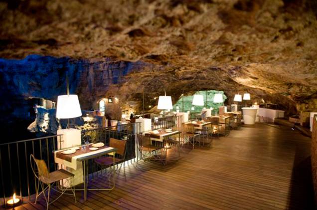 Ao sul da cidade de <a href="http://viajeaqui.abril.com.br/cidades/italia-bari" target="_blank" rel="noopener">Bari</a>, o restaurante <a href="https://www.grottapalazzese.it/ristorante/" target="_blank" rel="noopener">Grotta Palazzese</a> fica dentro de uma caverna natural. A 20 metros acima do nível do mar, tem uma vista incrível para o Mar Adriático. Fazem parte do menu pratos típicos do mediterrâneo e, é claro, bons vinhos italianos