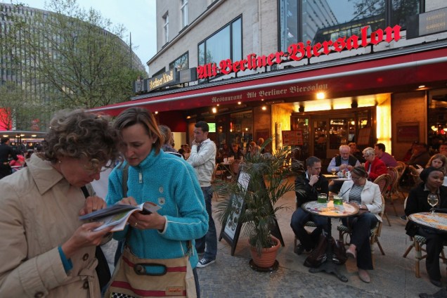 A avenida Kürfurstendamm, popularmente conhecida como Kudamm, é uma das mais animadas de Berlim, repleta de restaurantes e bares