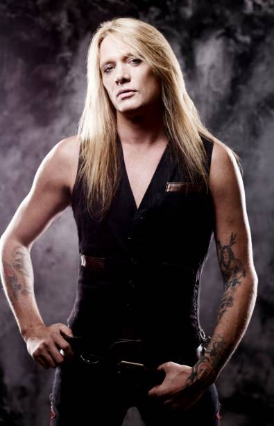 <strong>SEBASTIAN BACH</strong><br />          <br />          Hã? Não, não estamos falando de Johann Sebastian Bach, o compositor clássico que morreu em 1750, mas sim de Sebastian Bach, o cantor de hard rock e heavy metal que já foi vocalista da banda <strong>Skid Row</strong>. Ele vem ao Brasil com a turnê de seu mais recente álbum, <em>Kicking and Screaming</em>.                    <strong>Onde e Quando: </strong>São Paulo, dia 14 e 17 de abril, Carioca Club. Porto Alegre (RS), dia 15, no Bar Opinião                    <strong>Ingressos:</strong> para os shows em São Paulo, no site <a href="https://darkdimensions.webstorelw.com.br/products?utf8=%E2%9C%93&keywords=sebastian+bach" rel="Dark Dimensions" target="_blank">Dark Dimensions</a>. Os ingressos de Porto Alegre estão à venda no site do <a href="https://www.opiniaoingressos.com.br/loja/produtos_descricao.asp?lang=pt_BR&codigo_produto=287" rel="Bar Opinião" target="_blank">Bar Opinião</a> <strong>SEBASTIAN BACH</strong><br />          <br />          Hã? Não, não estamos falando de Johann Sebastian Bach, o compositor clássico que morreu em 1750, mas sim de Sebastian Bach, o cantor de hard rock e heavy metal que já foi vocalista da banda <strong>Skid Row</strong>. Ele vem ao Brasil com a turnê de seu mais recente álbum, <em>Kicking and Screaming</em>.                    <strong>Onde e Quando: </strong>São Paulo, dia 14 e 17 de abril, Carioca Club. Porto Alegre (RS), dia 15, no Bar Opinião                    <strong>Ingressos:</strong> para os shows em São Paulo, no site <a href="https://darkdimensions.webstorelw.com.br/products?utf8=%E2%9C%93&keywords=sebastian+bach" rel="Dark Dimensions" target="_blank">Dark Dimensions</a>. Os ingressos de Porto Alegre estão à venda no site do <a href="https://www.opiniaoingressos.com.br/loja/produtos_descricao.asp?lang=pt_BR&codigo_produto=287" rel="Bar Opinião" target="_blank">Bar Opinião</a>