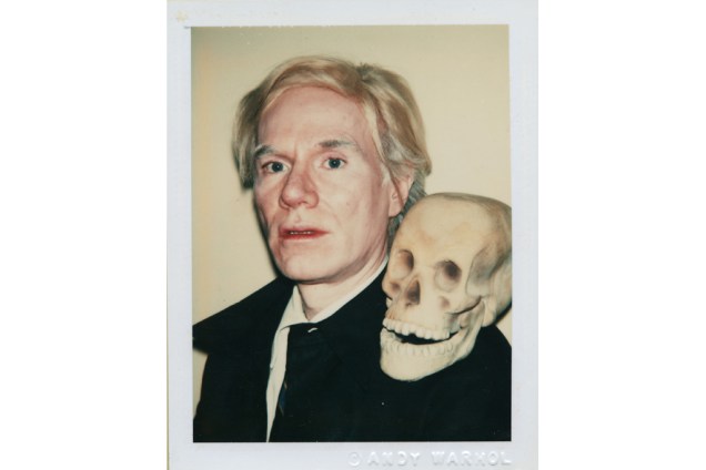 Self-Portrait with Skull (1977), de Andy Warhol, em exposição no Museu da Imagem e do Som