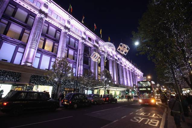 Dê um pulo em Oxford Street, destino obrigatório para shopaholics. A <strong>Selfridges </strong><em>(</em>foto; <em>nº 400, <a href="https://selfridges.com" rel="selfridges.com" target="_blank">selfridges.com</a>)</em> é uma das megastores mais concorridas. Ao sul do Hyde Park, em Knightsbridge, o templo das compras é a decana <strong>Harrods </strong><em>(87-135 Brompton Road, <a href="https://harrods.com" rel="harrods.com" target="_blank">harrods.com</a>)</em>, a loja de departamentos mais garbosa da cidade Dê um pulo em Oxford Street, destino obrigatório para shopaholics. A <strong>Selfridges </strong><em>(</em>foto; <em>nº 400, <a href="https://selfridges.com" rel="selfridges.com" target="_blank">selfridges.com</a>)</em> é uma das megastores mais concorridas. Ao sul do Hyde Park, em Knightsbridge, o templo das compras é a decana <strong>Harrods </strong><em>(87-135 Brompton Road, <a href="https://harrods.com" rel="harrods.com" target="_blank">harrods.com</a>)</em>, a loja de departamentos mais garbosa da cidade