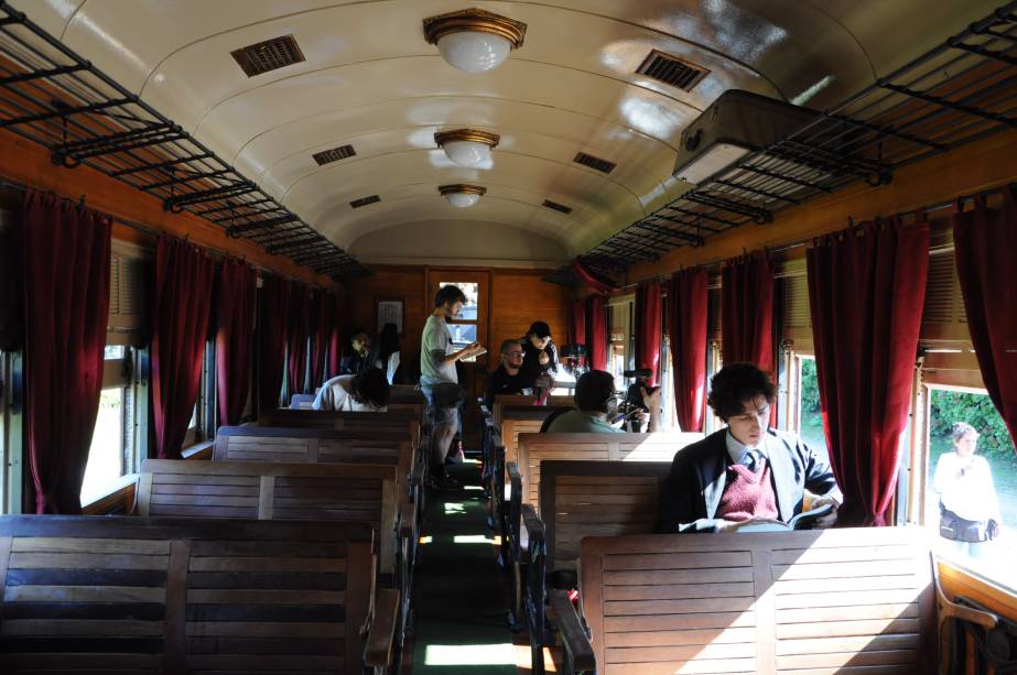 Reformado, o vagão usado nas filmagens agora tem bancos originais, revestimento em madeira, cortinas, acessórios e pinturas da década - ele ficará disponível para passeios ainda neste inverno Reformado, o vagão usado nas filmagens agora tem bancos originais, revestimento em madeira, cortinas, acessórios e pinturas da década - ele ficará disponível para passeios ainda neste inverno