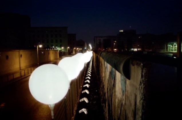 Em 2014, a Alemanha comemorou os 25 anos da queda do Muro de Berlim com balões iluminados cheios de gás hélio, que foram soltos aos poucos, enquanto a cidade parou para rememorar o acontecimento <a href="https://viajeaqui.abril.com.br/materias/berlim-sera-novamente-dividida-pelo-muro" rel="LEIA MAIS" target="_self"><strong>LEIA MAIS</strong></a> 