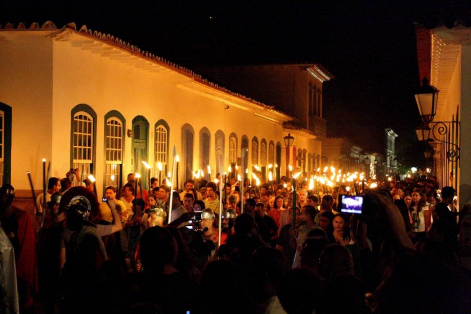 A procissão do fogaréu é uma das celebrações que marcam a Semana Santa em Paraty, no litoral fluminense