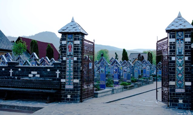 No curioso The Merry Cemetery, na Romênia, familiares escrevem piadas e poemas nas lápides divertidas de seus entes queridos