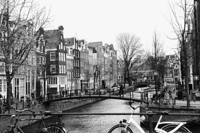 O charme dos canais de <a href="https://viajeaqui.abril.com.br/cidades/holanda-amsterda" rel="Amsterdã" target="_self">Amsterdã</a>, <a href="https://viajeaqui.abril.com.br/paises/holanda" rel="Holanda" target="_self">Holanda</a>