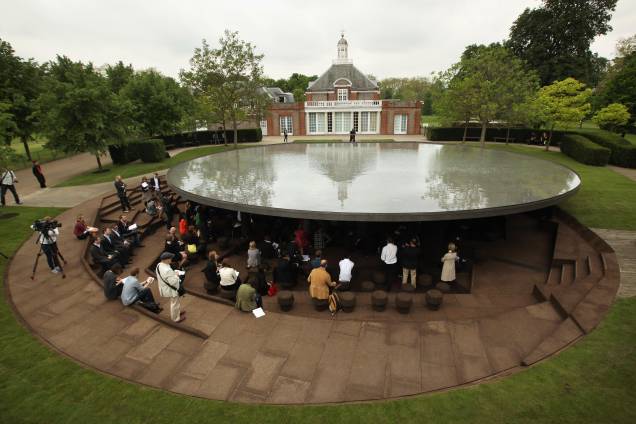 No <em>Kensington Gardens</em>, contíguo ao Hyde, a <strong>Serpentine Gallery</strong> <em>(<a href="https://serpentinegallery.org" rel="serpentinegallery.org" target="_blank">serpentinegallery.org</a>)</em> inaugura neste mês um projeto arquitetônico no subsolo do parque feito pela dupla Herzog & De Meuron. Algumas quadras a noroeste do Hyde fica <strong>Notting Hill</strong>, bairro eternizado pelo filme quase homônimo estrelado por Julia Roberts e Hugh Grant No <em>Kensington Gardens</em>, contíguo ao Hyde, a <strong>Serpentine Gallery</strong> <em>(<a href="https://serpentinegallery.org" rel="serpentinegallery.org" target="_blank">serpentinegallery.org</a>)</em> inaugura neste mês um projeto arquitetônico no subsolo do parque feito pela dupla Herzog & De Meuron. Algumas quadras a noroeste do Hyde fica <strong>Notting Hill</strong>, bairro eternizado pelo filme quase homônimo estrelado por Julia Roberts e Hugh Grant
