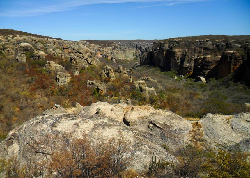 <strong>Baixão da Serra Branca</strong> 60 sítios arqueológicos com figuras no estilo Serra Branca de pintura, caracterizadas por figuras estáticas e traços grossos, se escondem neste vale. Nesse circuito, as trilhas a pé são curtas e leves, mas as estradas que levam até elas são um tanto longas, por isso o passeio completo dura um dia inteiro.
