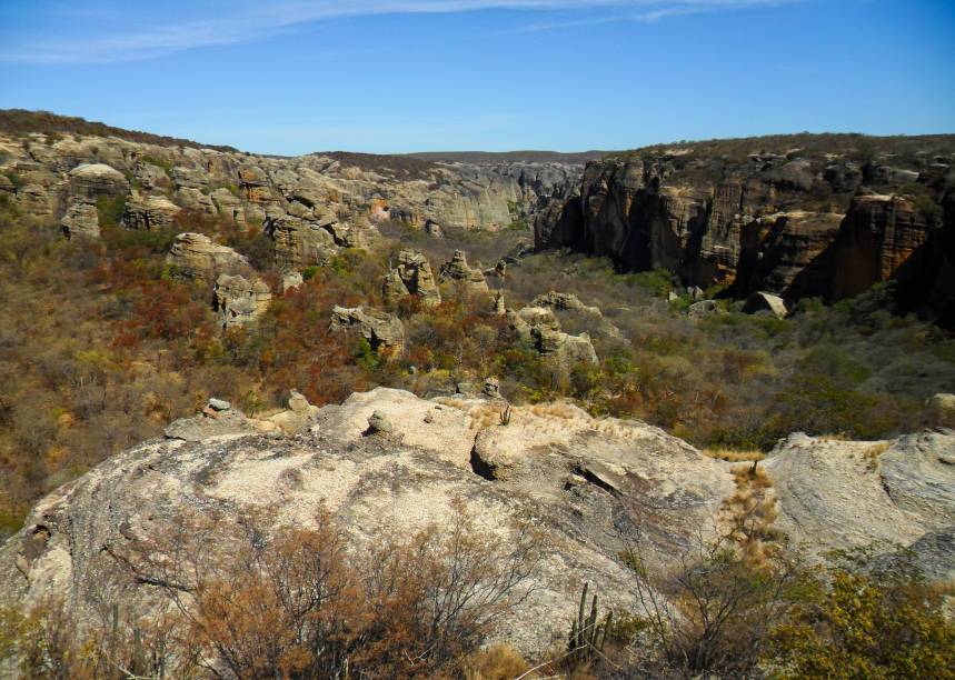 <strong>Baixão da Serra Branca</strong>    60 sítios arqueológicos com figuras no estilo Serra Branca de pintura, caracterizadas por figuras estáticas e traços grossos, se escondem neste vale.    Nesse circuito, as trilhas a pé são curtas e leves, mas as estradas que levam até elas são um tanto longas, por isso o passeio completo dura um dia inteiro.