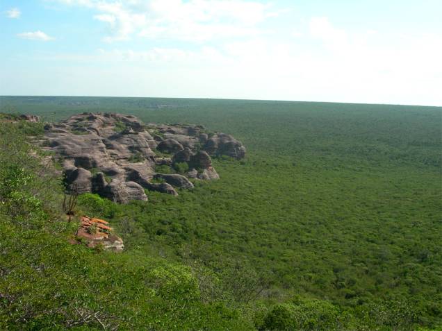 O Circuito da Serra Branca, no noroeste do Parque Nacional da Serra da Capivara, abriga 130 sítios arqueológicos, sendo que apenas 60 estão em condições de visitação