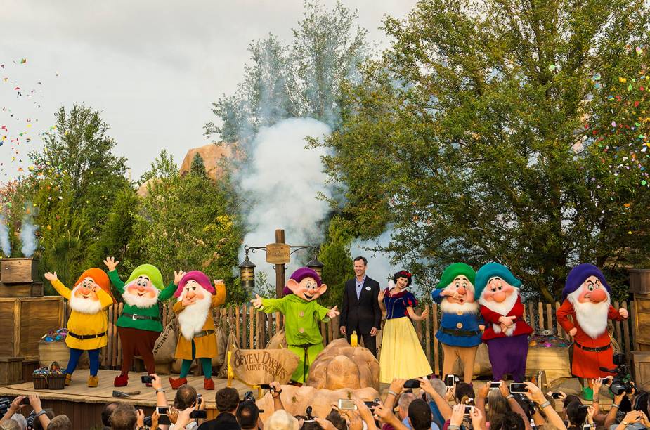 A Seven Dwarfs Mine Train foi ingaugurada em maio deste ano. A montanha-russa faz uma homenagem aos Sete Anões A Seven Dwarfs Mine Train foi ingaugurada em maio deste ano. A montanha-russa faz uma homenagem aos Sete Anões