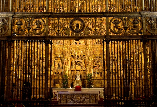 O retábulo do altar da Catedral de Sevilha é uma obra-prima trabalhada em ouro e madeira de autoria de Catedral de Sevilha, Espanha